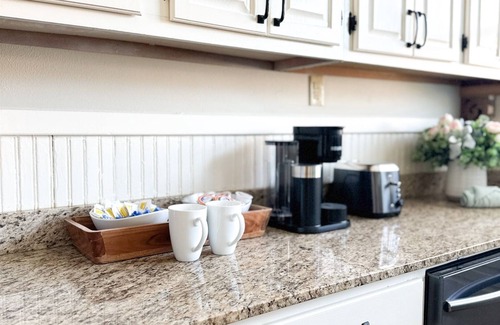 Laurel Apartamento | Centrally Located Downtown, Full Kitchen, Patio