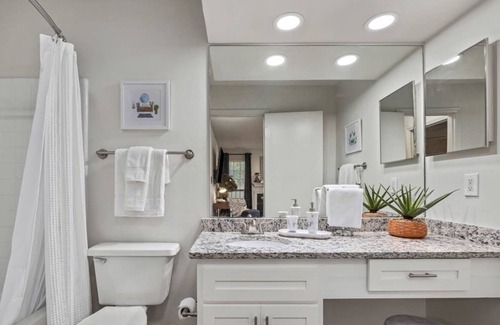 Meadowbrook Apartamento | Centrally Located |Fast WiFi |Cozy King Bed