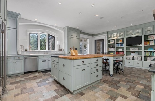 Neenah Casa | Centrally located Fox Valley estate in sought-after Neenah