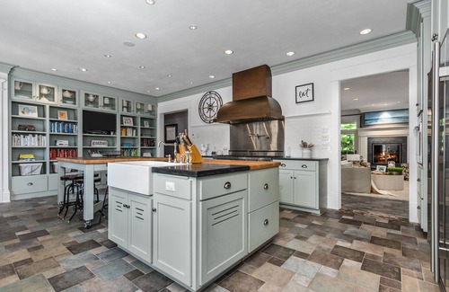 Neenah Casa | Centrally located Fox Valley estate in sought-after Neenah