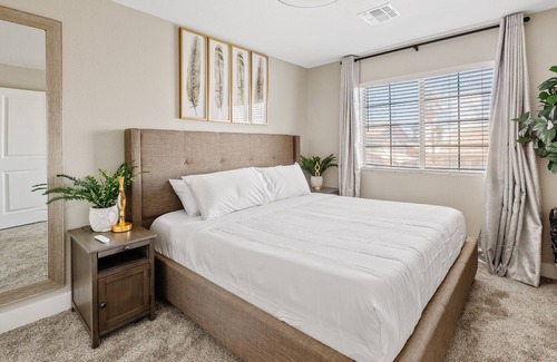 Maryvale Casa | Centrally located gem/Diving Pool/4BR/2 King beds, near Cardinal Stadium