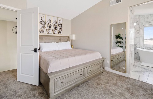Maryvale Casa | Centrally located gem/Diving Pool/4BR/2 King beds, near Cardinal Stadium