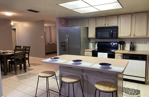 Pinecrest West Park Casa | ⭐️Centrally located Home with pool table⭐️