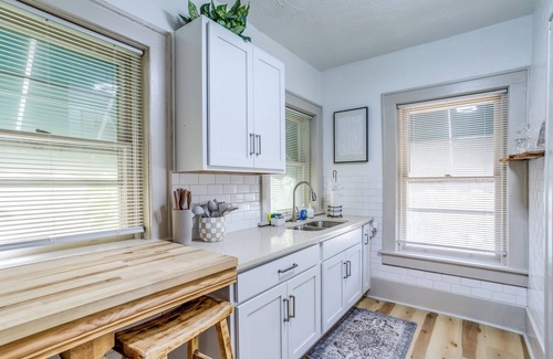 Wichita Apartamento | Centrally Located in Delano W/ Front Porch + W/D!