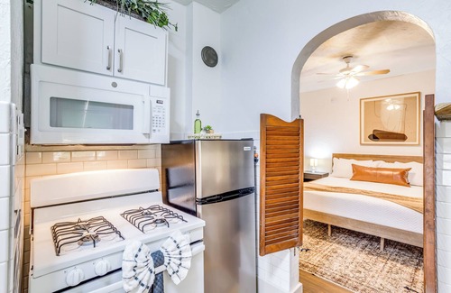 Wichita Apartamento | Centrally Located in Delano W/ Front Porch + W/D!