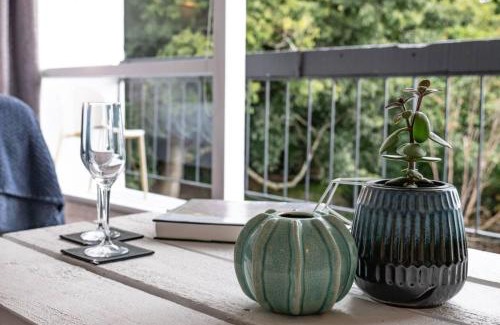 Mount Eden Apartamento | Centrally Located Light-filled Studio w Parking