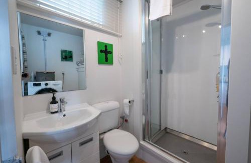 Mount Eden Apartamento | Centrally Located Light-filled Studio w Parking