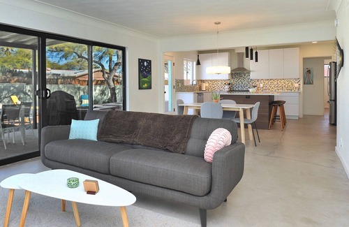 Peter Howell Casa | Centrally Located Mid-Century Modern, 30+ day, dog friendly, w/ plunge pool