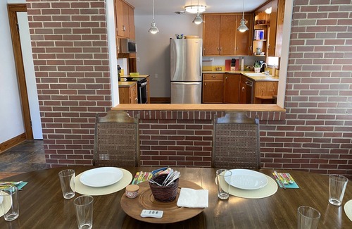 Owensboro Casa | Centrally Located Mid Century Traditional Home