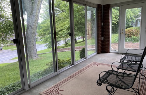 Owensboro Casa | Centrally Located Mid Century Traditional Home