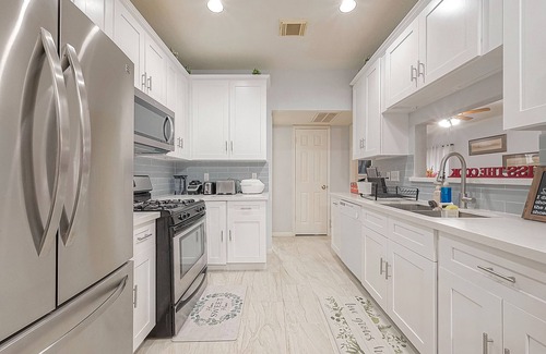 Clear Lake Casa | Centrally located! Minutes from Bay Brook Mall and NASA!