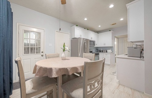 Clear Lake Casa | Centrally located! Minutes from Bay Brook Mall and NASA!