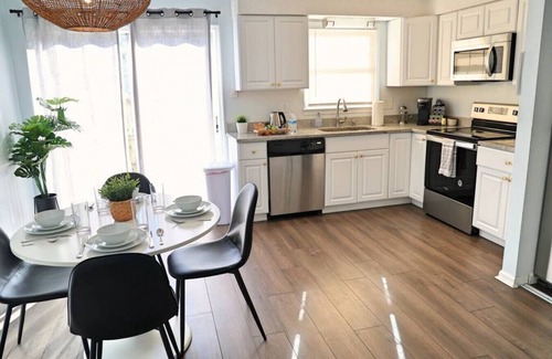 Southwest Raleigh Casa | Centrally Located Modern Cary Townhome