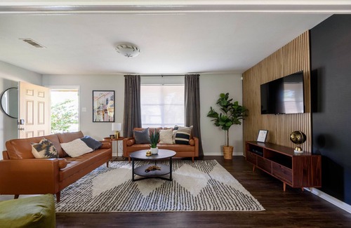 Mid City South Casa | ☑️ Centrally located ☑️ KING BEDS ☑️ Fast Wifi