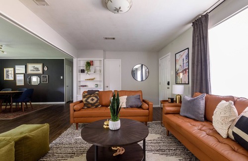 Mid City South Casa | ☑️ Centrally located ☑️ KING BEDS ☑️ Fast Wifi