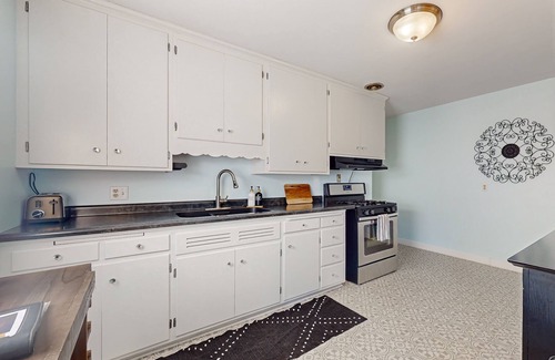 Fulton Casa | Centrally located near shopping & restaurants w/ gas fireplace, wifi