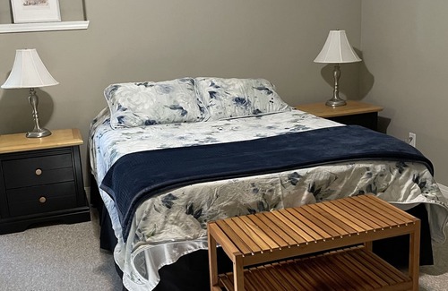 Ladysmith Apartamento | Centrally located ocean view suite for work or vacation.