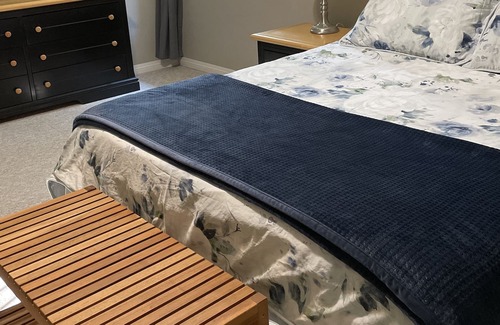 Ladysmith Apartamento | Centrally located ocean view suite for work or vacation.