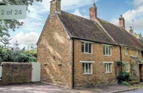 Culworth Casa | Centrally Located stone cottage with Log Burner