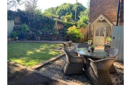 Culworth Casa | Centrally Located stone cottage with Log Burner