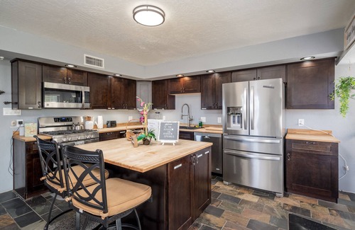 Clarkdale Casa | Centrally located, spacious home with private en suite, man cave and views!