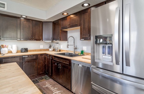 Clarkdale Casa | Centrally located, spacious home with private en suite, man cave and views!