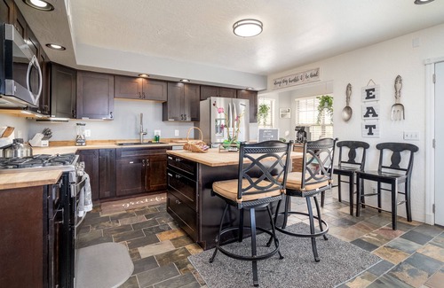 Clarkdale Casa | Centrally located, spacious home with private en suite, man cave and views!