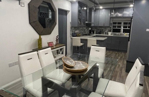 Roseau Apartamento | Centrally located, stylish, modern, convenient, legendary customer service.
