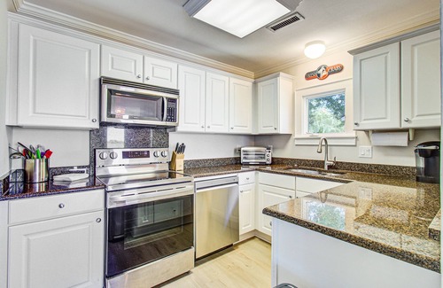 Marsh Island Casa | Centrally located to local attractions, close to beach access & marsh views