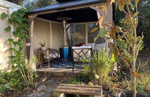 St. Nicholas Apartamento | Centrally located historic St.Nicholas charming duplex with fire pit and gazebo