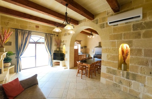 Kercem Apartamento | Centre Island Holiday Home