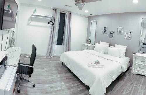 Dover Casa | Centric & spacious home with ample parking and king beds in all rooms.