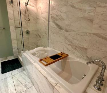Southwest Edmonton Apartamento | Century Park Condo Oasis