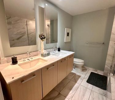 Southwest Edmonton Apartamento | Century Park Condo Oasis