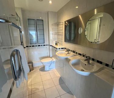 Century Wharf Apartamento | Century Wharf Apartments by Urban Space