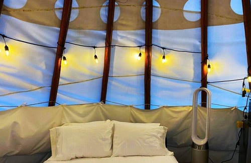 Cave Junction Apartamento | Ceremonial Tipi - 20' - Sleeps up to 6 provided padded cots - bring your own sleeping bags
