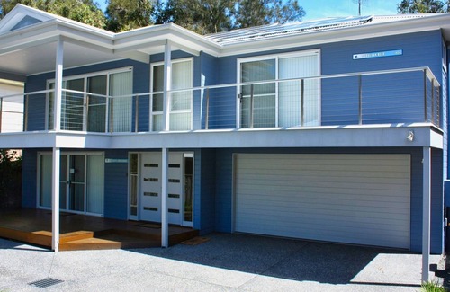 Blueys Beach Casa | Cerulean Blue Combo PLUS, 7 bedrooms walk to cafes and beach