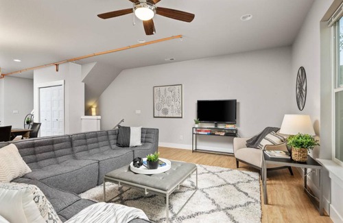 Woodstock Casa | Cesar's Townhome