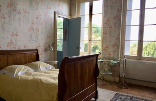 Juillac Otro | Château Tout Confort Surplombant la Dordogne