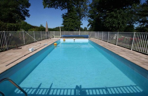 Sainte-Honorine-la-Guillaume Cabaña | Acogedora casa rural con jardín, piscina y juegos para niños en entorno tranquilo