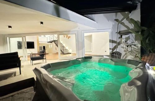 Alejandria Casa | CH105 Poblado 7BR Villa Jacuzzi AC 24 hours Security
