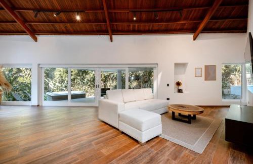 Alejandria Casa | CH105 Poblado 7BR Villa Jacuzzi AC 24 hours Security