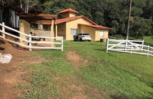 Sao Roque Casa | chacara para fines de semana y temporada, lagos, cascada, con acceso asfaltado
