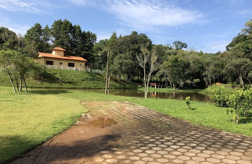 Sao Roque Casa | chacara para fines de semana y temporada, lagos, cascada, con acceso asfaltado