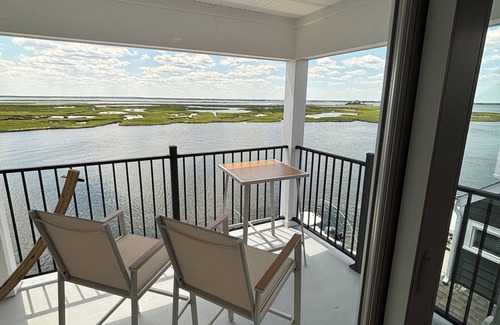 Dover Beaches North Casa | Chadwick Beach Island -Newly Renovated, Modern, Bay Front Home