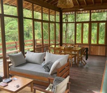 Nova Friburgo Casa | Chalé aconchegante cercado pelo verde