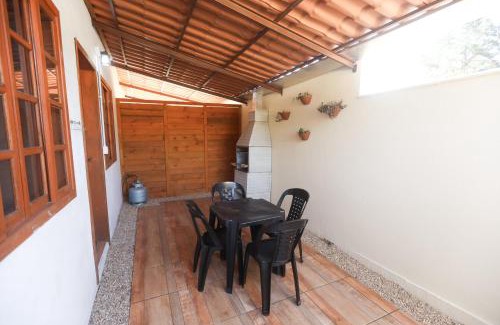 Estaleiro Casa | Chalé com Churrasqueira a 5min da Praia Estaleiro
