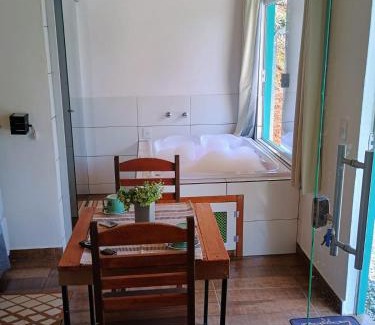 Costas Chalet De Esquí | Chalé Som do Riacho e Chalé Riacho Sereno, com Hidromassagem e Lareira á 20 minutos de Gonçalves-MG