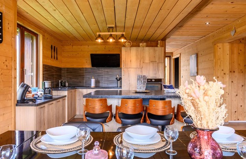 Saint-Maurice-sur-Moselle Chalet De Esquí | Chalet 'Le Brusyna' con vistas a la montaña, bañera de hidromasaje, terraza privada y Wi-Fi