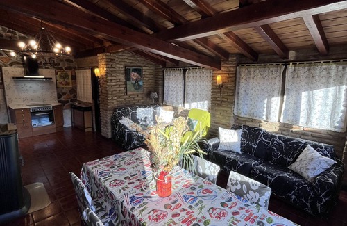 Lumbreras Cabaña | Casa turística Chaleco en Sierra Cebollera con terraza privada.